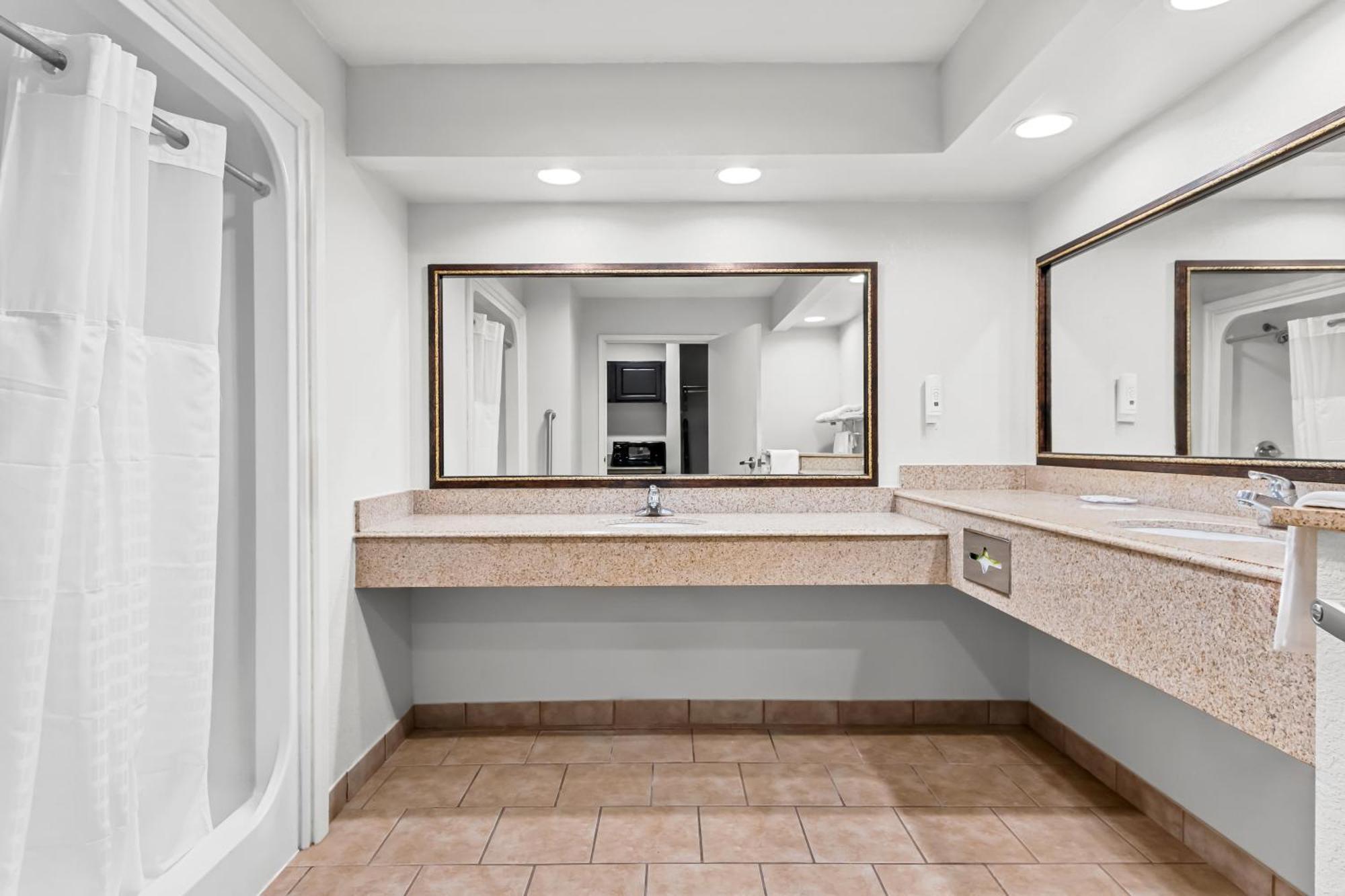סן אנטוניו Quality Inn & Suites Airport North - Stone Oak מראה חיצוני תמונה